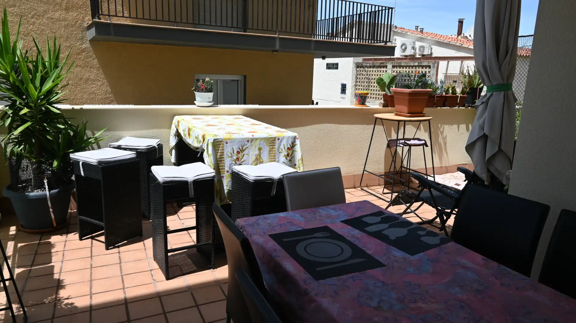Terrasse von Wohnungen zum Verkauf in L'Escala mit Klimaanlage, Terrasse und Möbliert