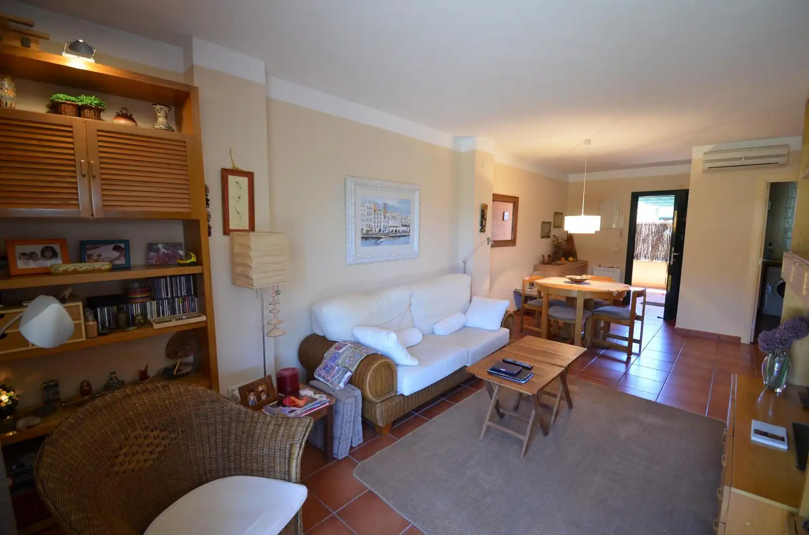 Wohnzimmer von Erdgeschoss zum Verkauf in L'Ametlla de Mar  mit Klimaanlage, Privatgarten und Terrasse