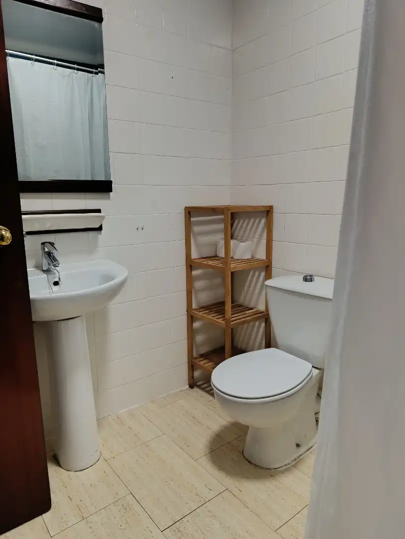 Baño de Piso de alquiler en Dos Hermanas con Aire acondicionado, Terraza y Amueblado
