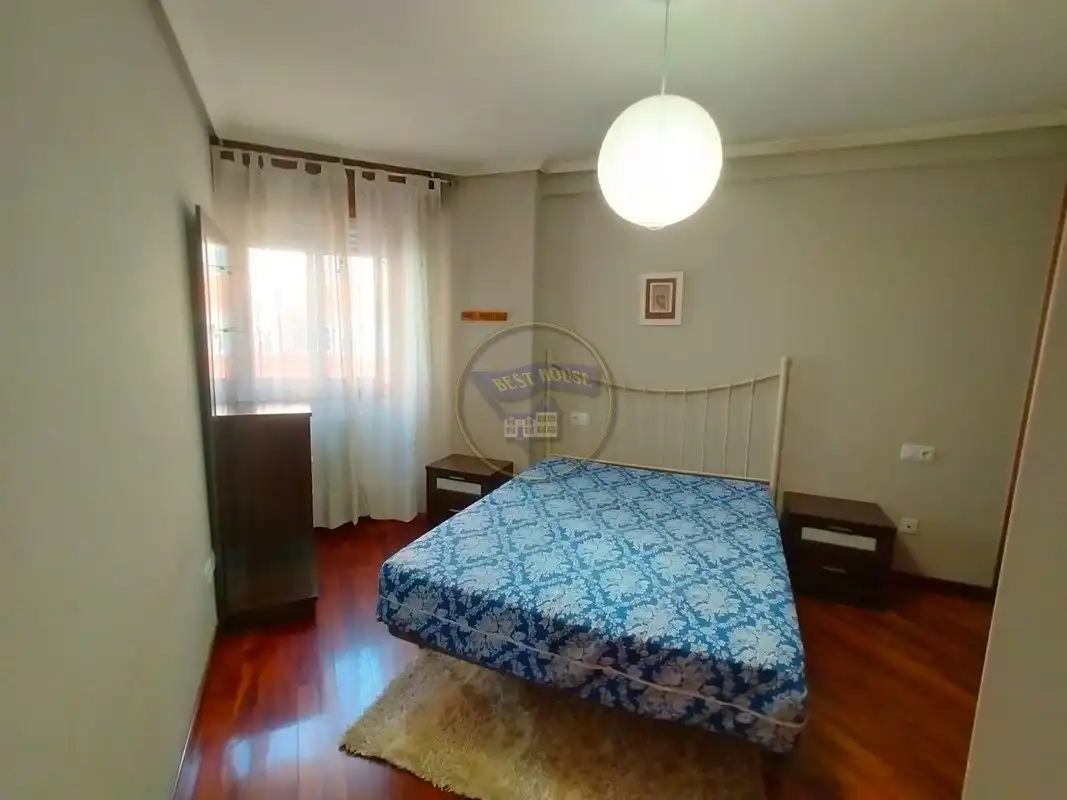 Dormitori de Apartament de lloguer en Vigo  amb Calefacció, Parquet i Traster