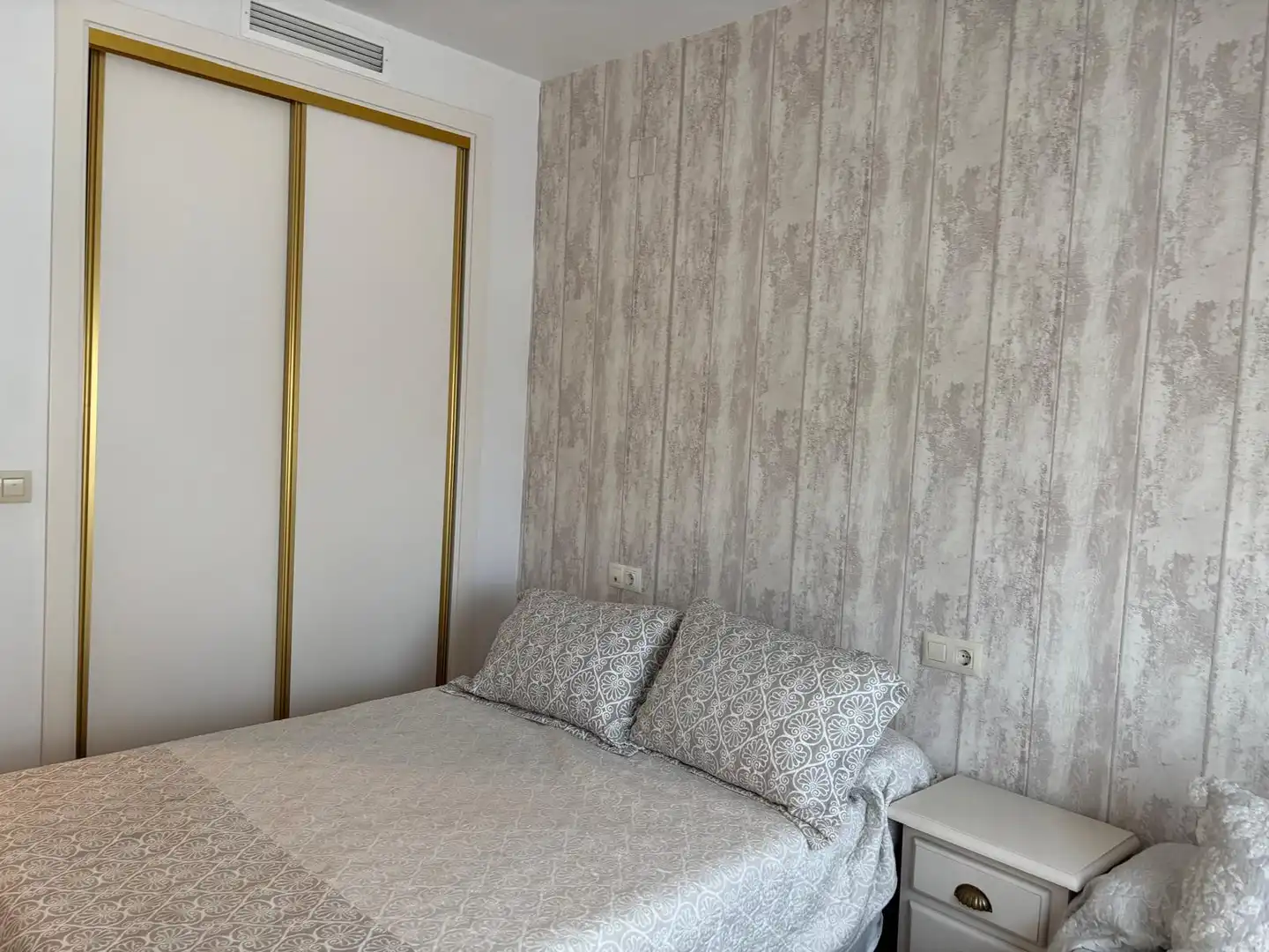 Dormitori de Apartament de lloguer en Estepona amb Aire condicionat, Calefacció i Terrassa