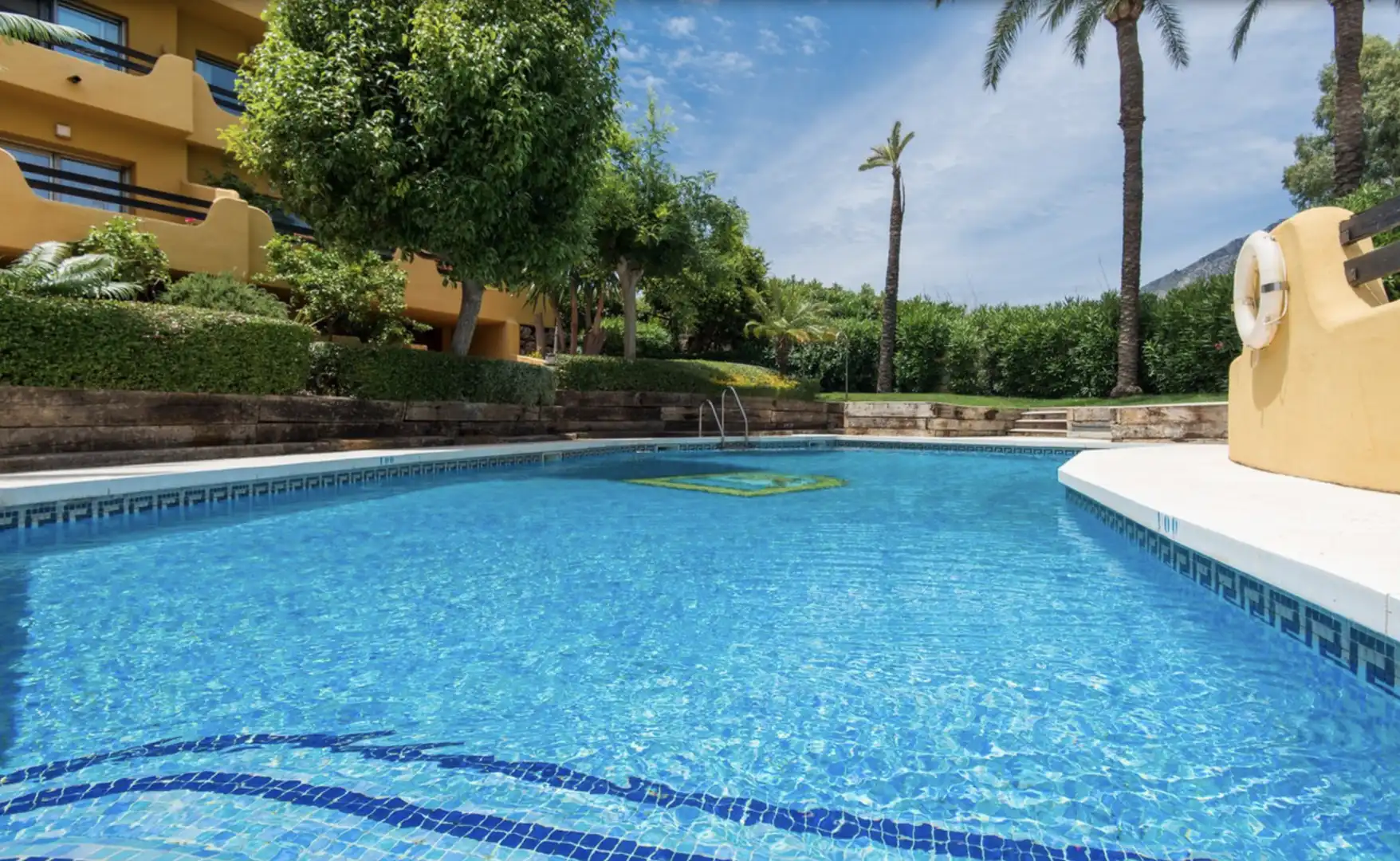 Piscina de Casa adosada de lloguer en Marbella amb Aire condicionat, Terrassa i Moblat