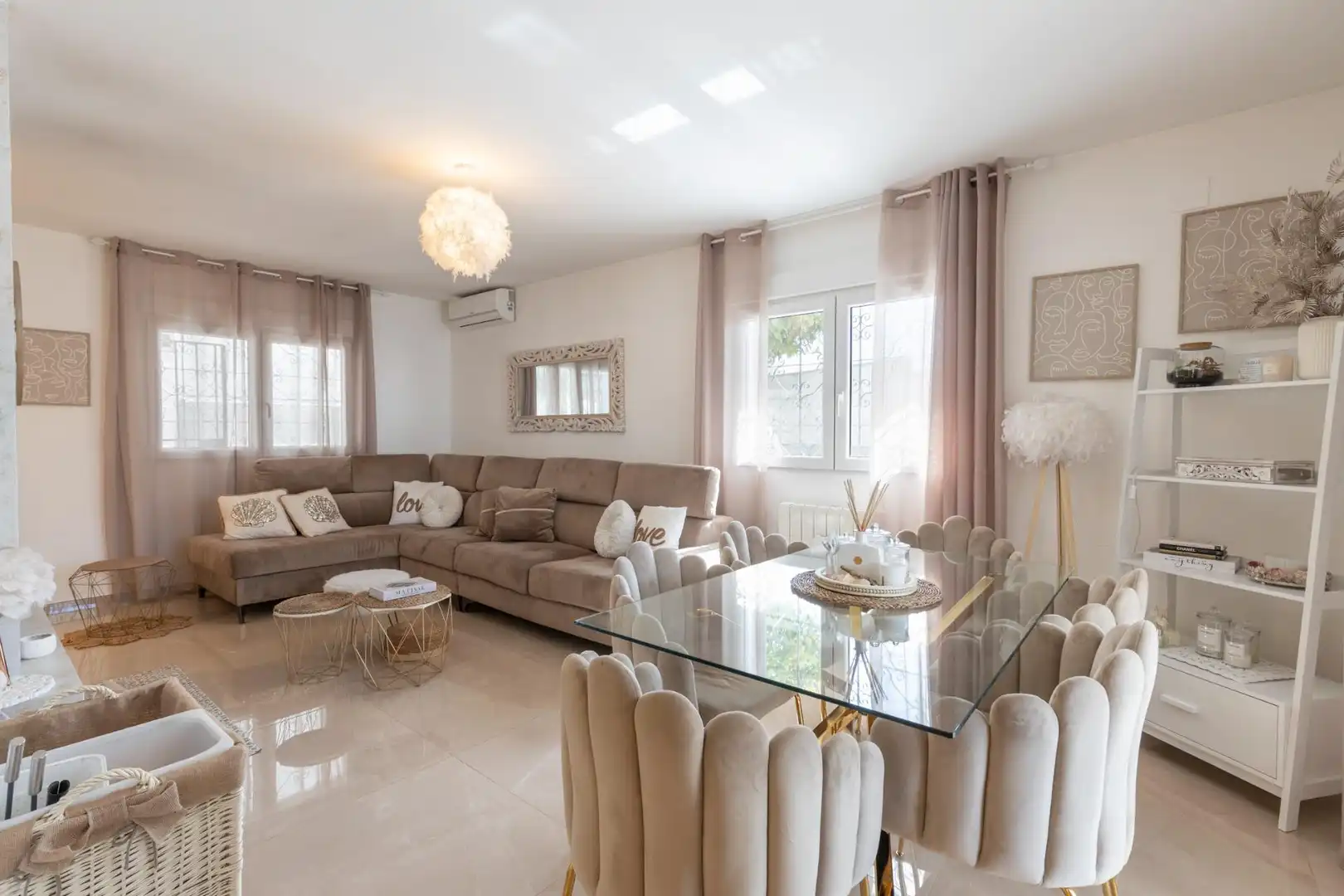 Sala d'estar de Casa o xalet en venda en Peligros amb Aire condicionat, Terrassa i Jacuzzi