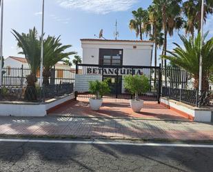 Vista exterior de Casa adosada en venda en San Bartolomé de Tirajana amb Jardí privat, Terrassa i Moblat