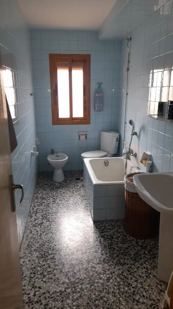 Badezimmer von Wohnung zum Verkauf in Torrenueva Costa mit Ofen, Waschmaschine und Balkon