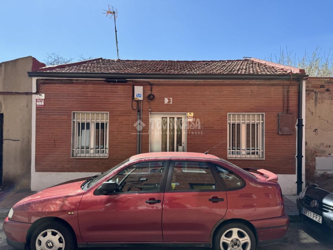 Vista exterior de Casa adosada en venda en Valladolid Capital amb Jardí privat