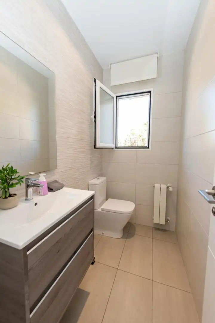 Baño de Casa o chalet en venta en Alicante / Alacant con Aire acondicionado, Calefacción y Jardín privado