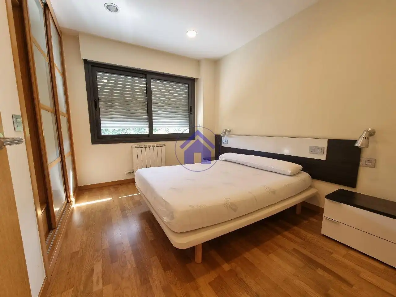 Schlafzimmer von Wohnungen zur Miete in Vigo  mit Heizung, Parkett und Abstellraum