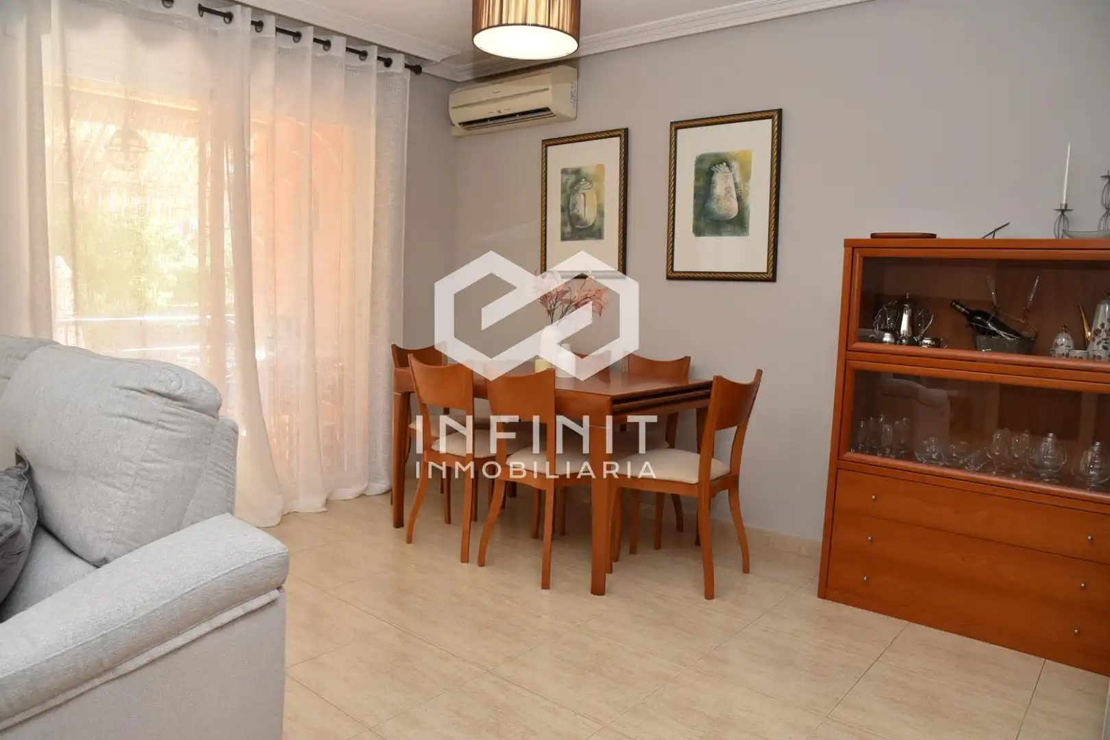 Sala d'estar de Casa adosada en venda en Alcalá de Henares amb Aire condicionat, Calefacció i Jardí privat