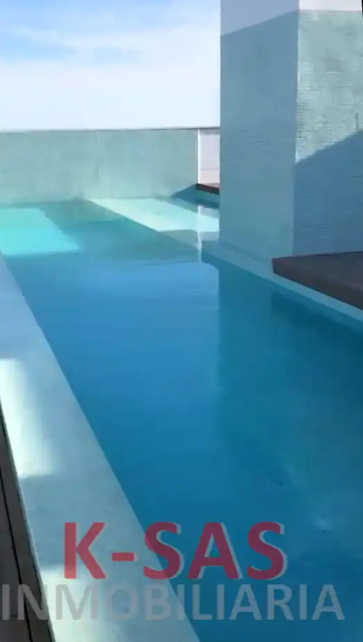Piscina de Pis en venda en L'Hospitalet de Llobregat amb Aire condicionat, Parquet i Terrassa