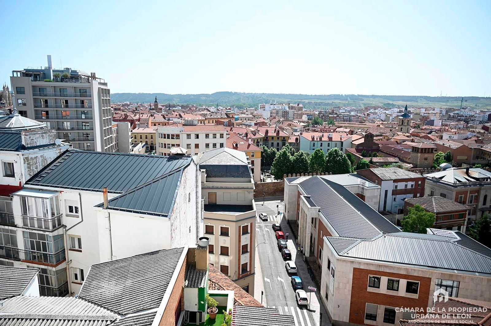 Vista exterior de Piso en venta en León Capital  con Calefacción y Terraza