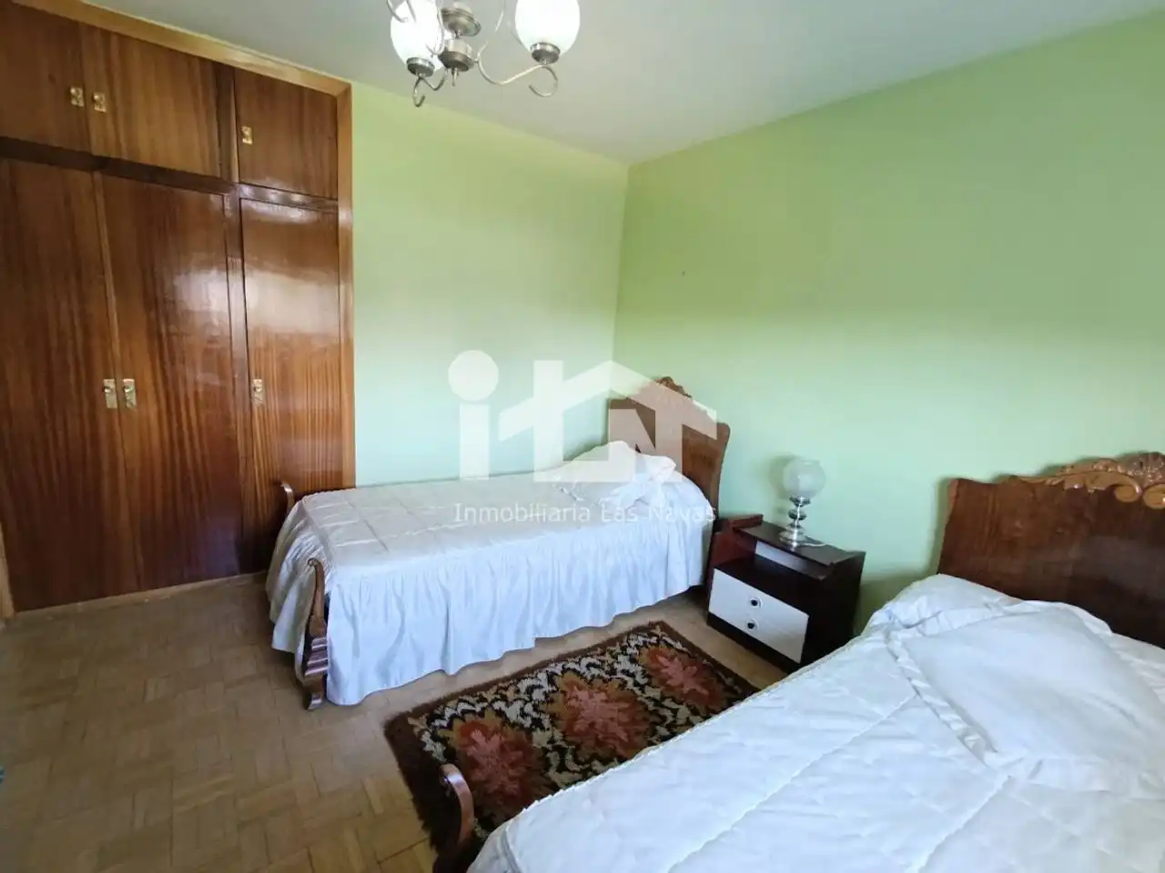 Dormitori de Pis en venda en Las Navas del Marqués  amb Parquet, Terrassa i Traster