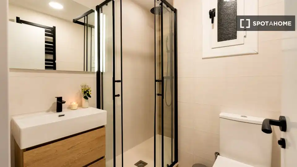 Baño de Piso para compartir en Sabadell con Aire acondicionado, Calefacción y Amueblado