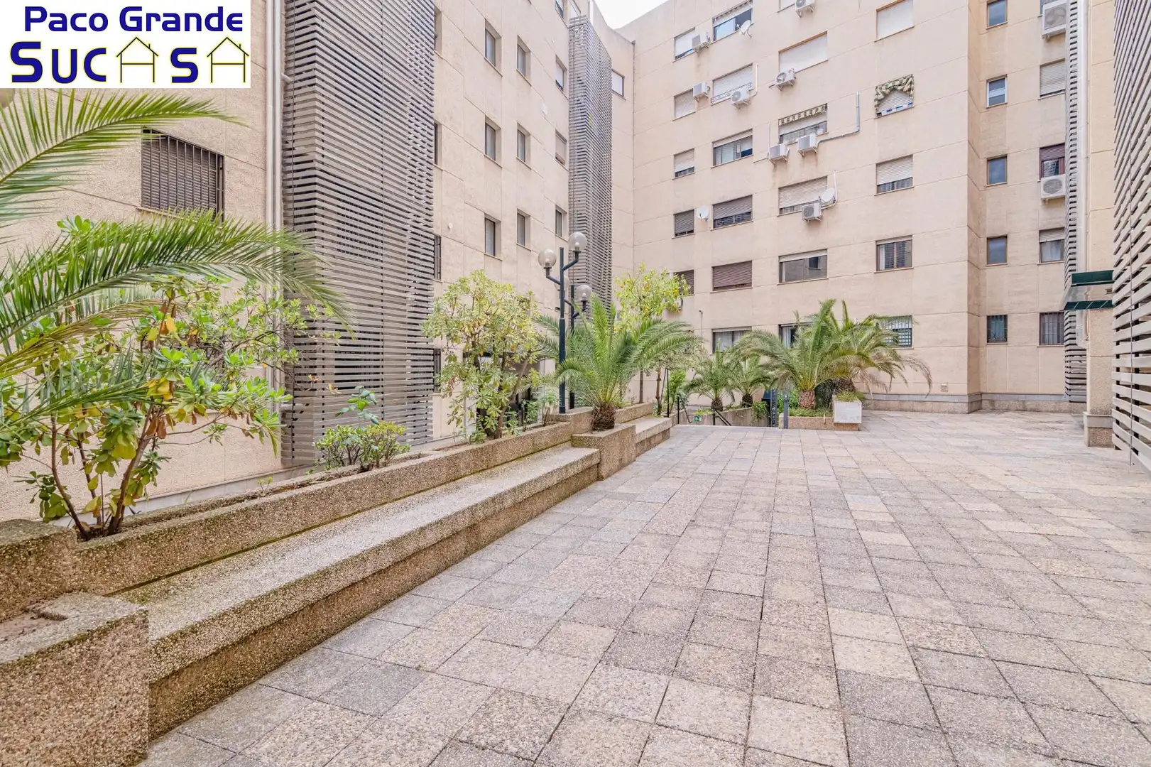 Vista exterior de Pis en venda en Granada amb Calefacció i Moblat