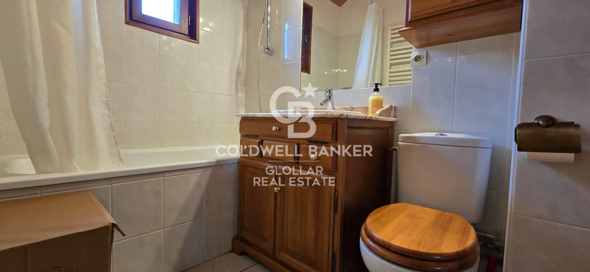 Bathroom of Detached homes for rent in Sainte - Léocadie  with Private garden, Parquet flooring and Terrace