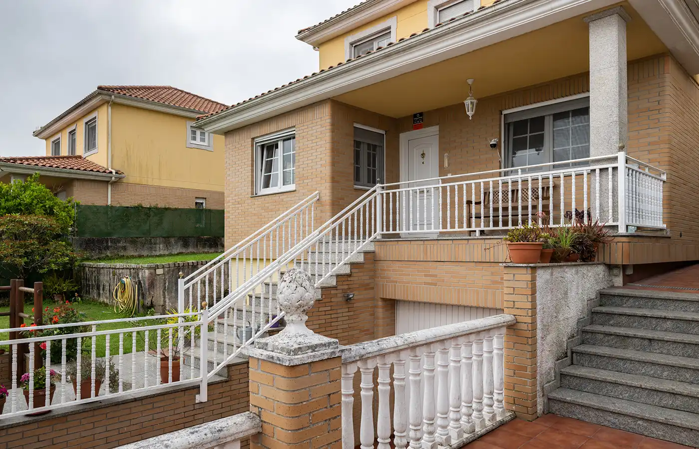 Vista exterior de Casa o chalet en venta en Oleiros con Calefacción, Jardín privado y Parquet