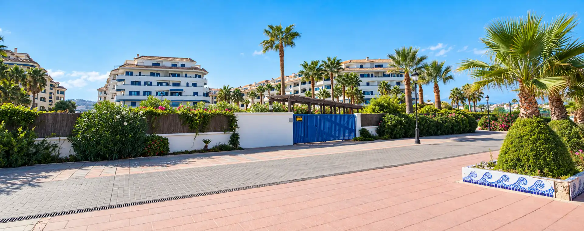 Vista exterior de Apartament en venda en Manilva amb Aire condicionat, Terrassa i Traster