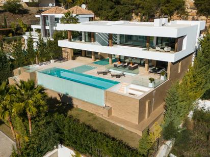 Vista exterior de Casa o xalet en venda en Benahavís amb Aire condicionat, Terrassa i Piscina