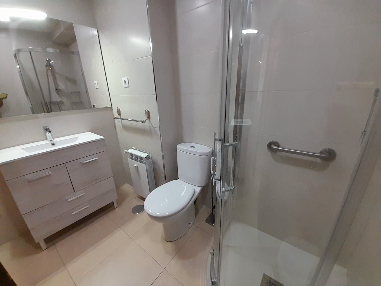 Bathroom of Flat for sale in  Madrid Capital  with Heating, Terrace and Furnished