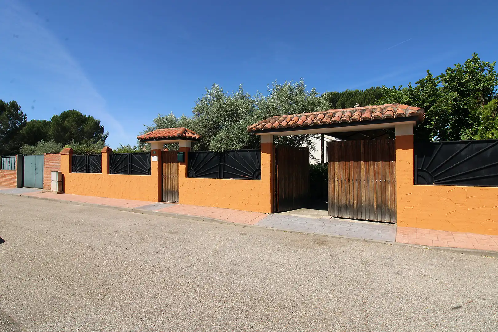 Außenansicht von Einfamilien-Reihenhaus zum Verkauf in Torremocha de Jarama mit Heizung, Privatgarten und Internet