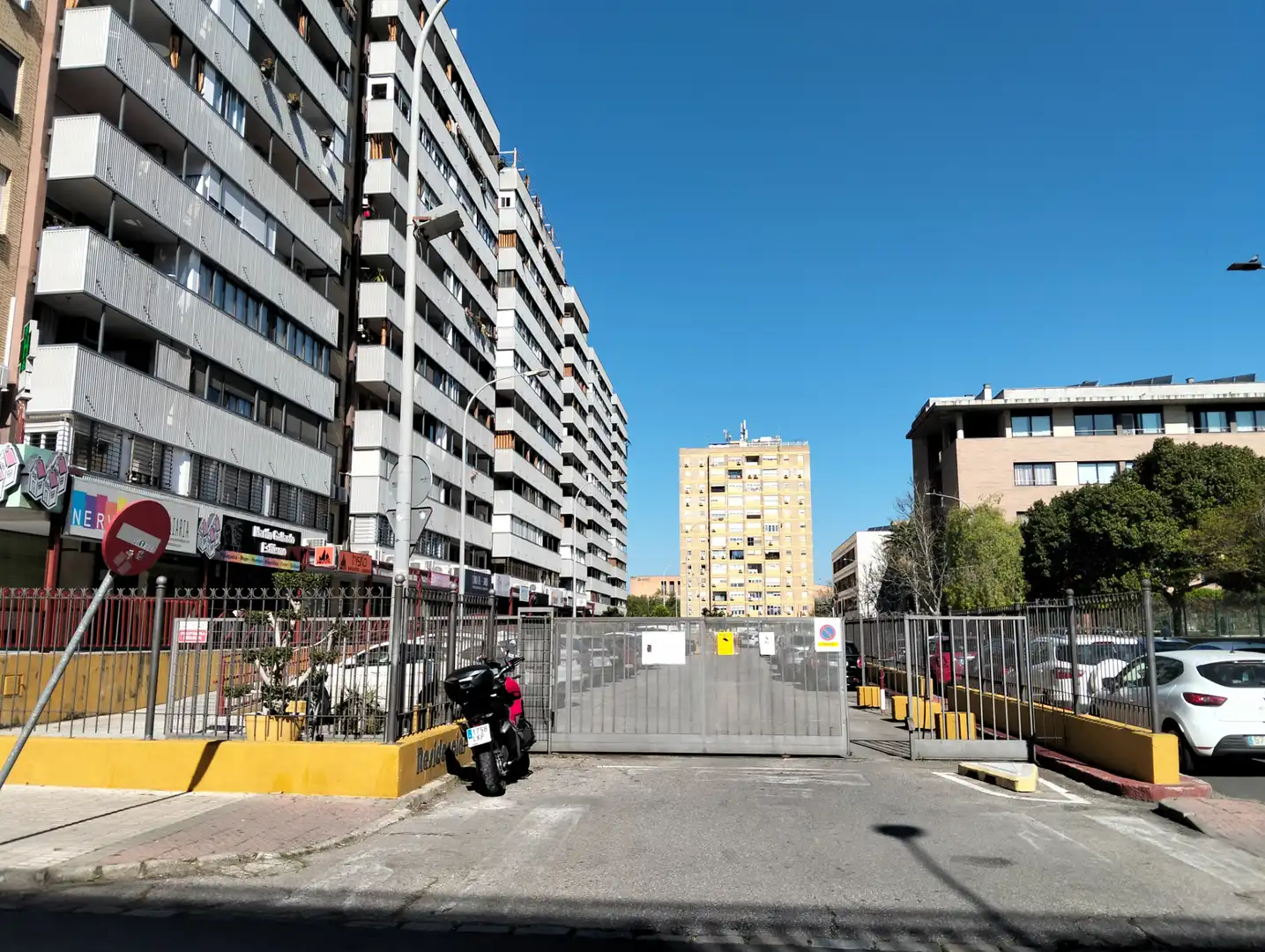 Vista exterior de Garaje en venta en Sevilla