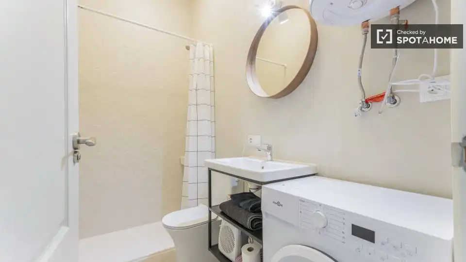 Bathroom of Flat for rent in Valencia  with Air Conditioner, Heating and Furnished