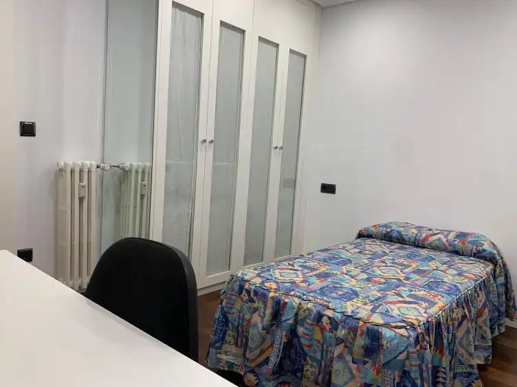 Habitación de Piso de alquiler en  Pamplona / Iruña con Calefacción, Parquet y Amueblado