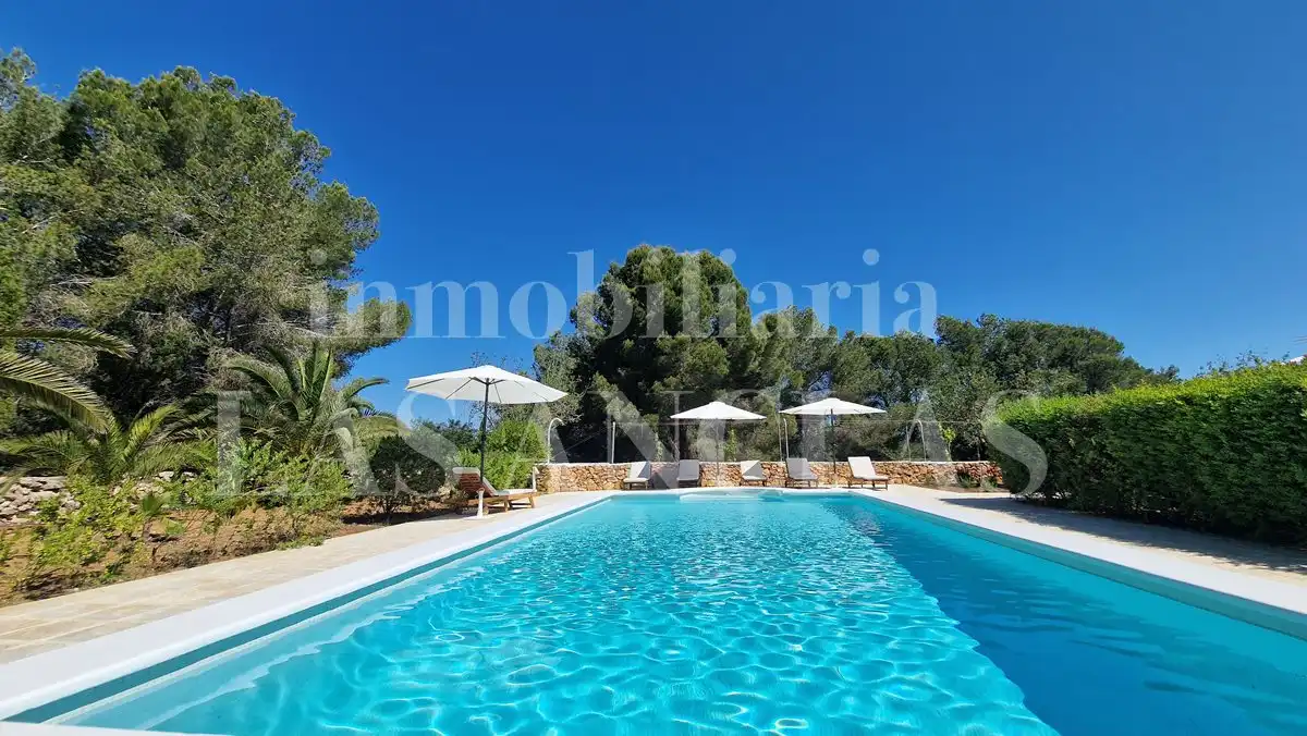Piscina de Finca rústica en venda en Santa Eulària des Riu amb Aire condicionat, Calefacció i Terrassa