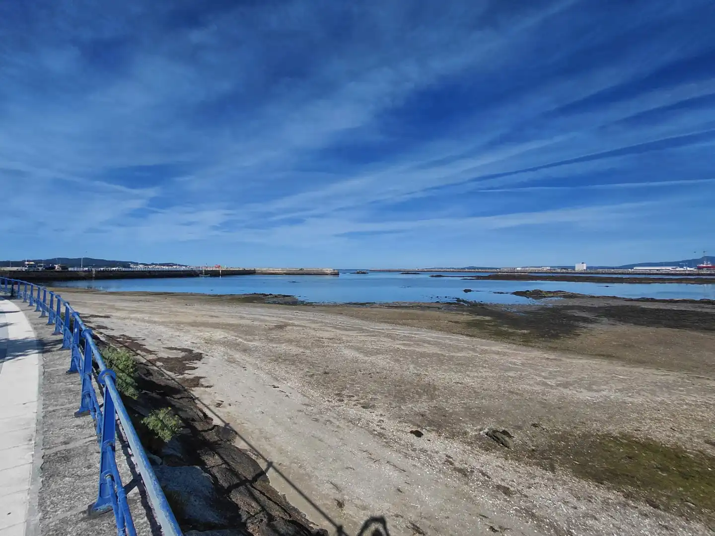 Vista exterior de Local en venda en Cambados amb Calefacció i Moblat