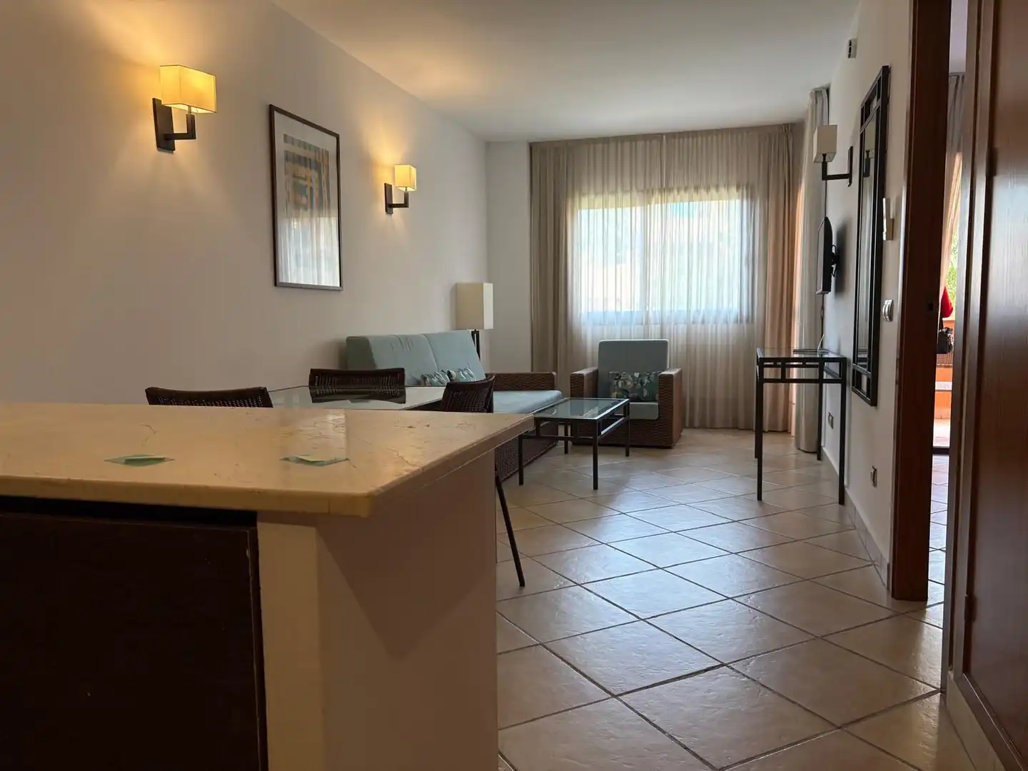 Sala d'estar de Apartament en venda en Benahavís amb Jardí privat, Alarma i Piscina comunitària