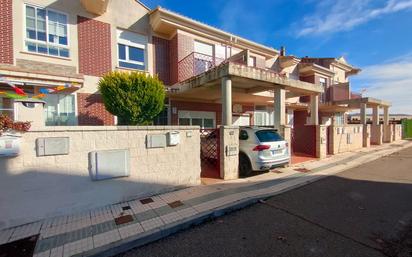 Vista exterior de Casa adosada en venda en Villares de la Reina amb Calefacció, Jardí privat i Traster