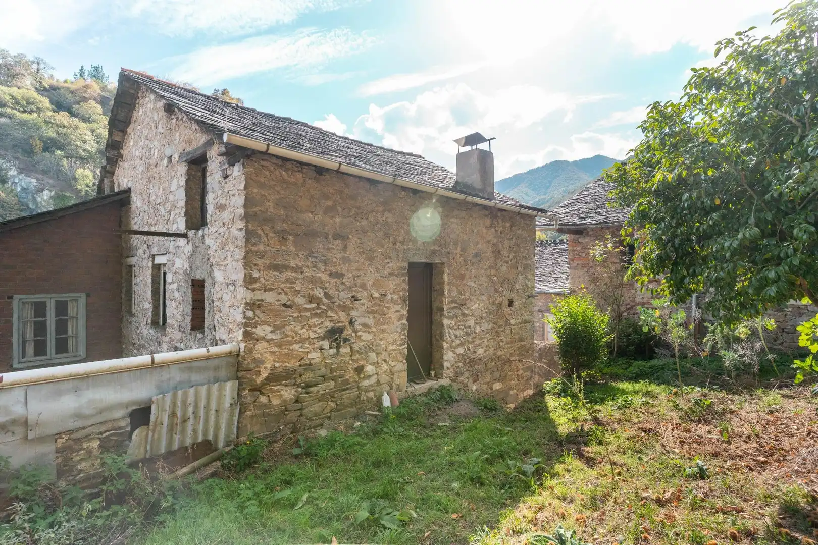 Vista exterior de Casa o xalet en venda en Cangas del Narcea amb Calefacció, Jardí privat i Terrassa