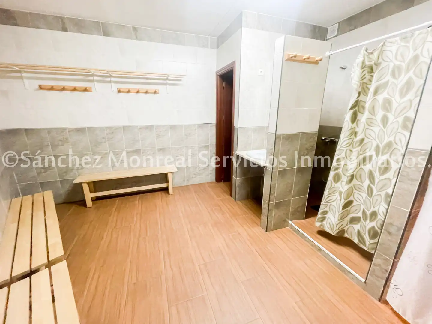 Badezimmer von Geschaftsraum zum Verkauf in Herencia mit Klimaanlage, Heizung und Möbliert
