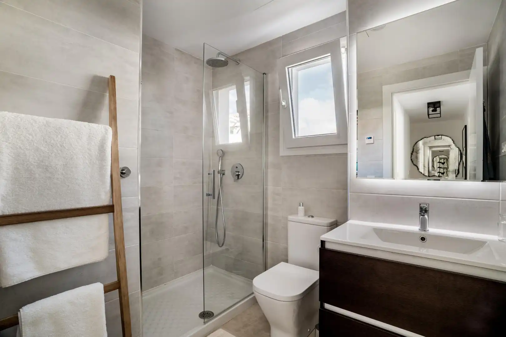 Badezimmer von Einfamilien-Reihenhaus zur Miete in Mijas mit Klimaanlage, Terrasse und Schwimmbad