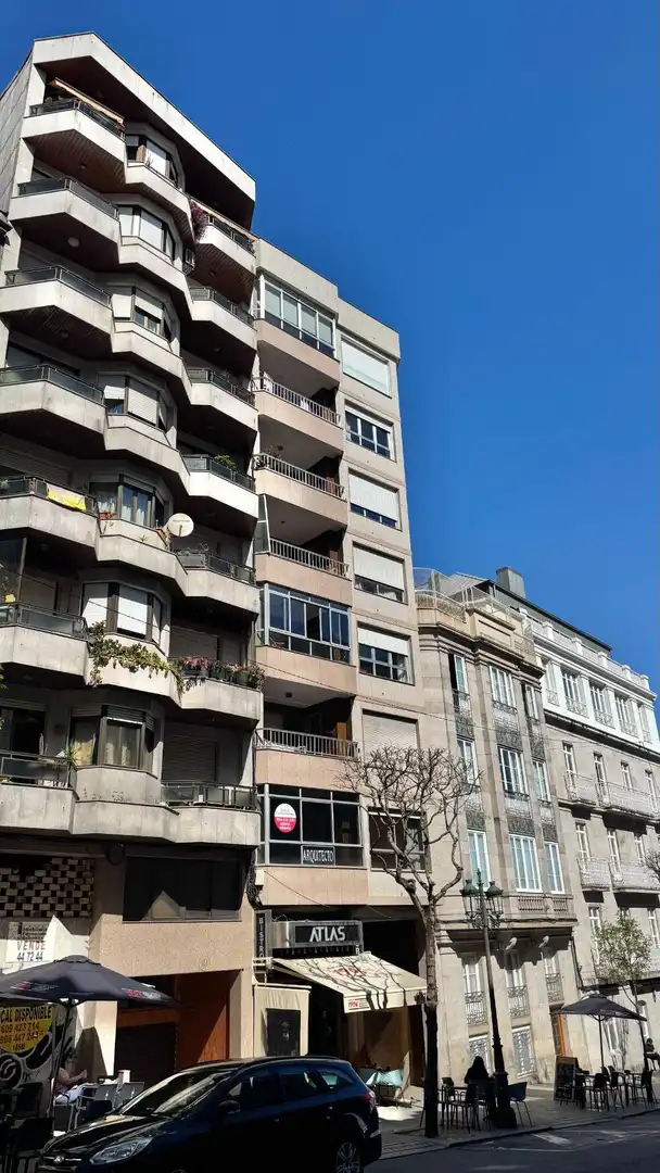 Vista exterior de Piso en venta en Vigo  con Calefacción, Parquet y Terraza
