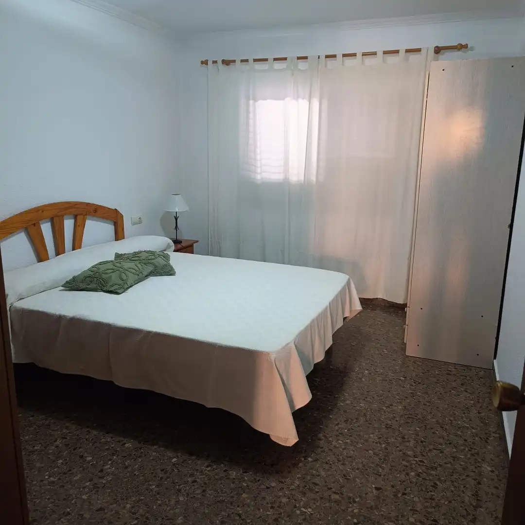 Habitación de Apartamento de alquiler en La Pobla de Farnals con Aire acondicionado, Calefacción y Jardín privado