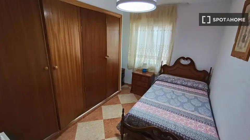 Dormitori de Apartament per a compartir en Fuente Vaqueros amb Aire condicionat, Terrassa i Moblat