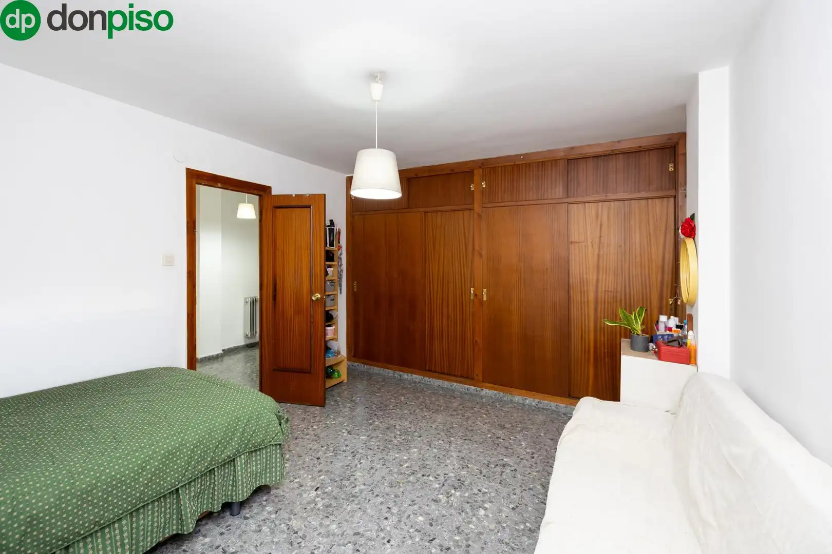 Dormitori de Apartament en venda en Granada amb Calefacció