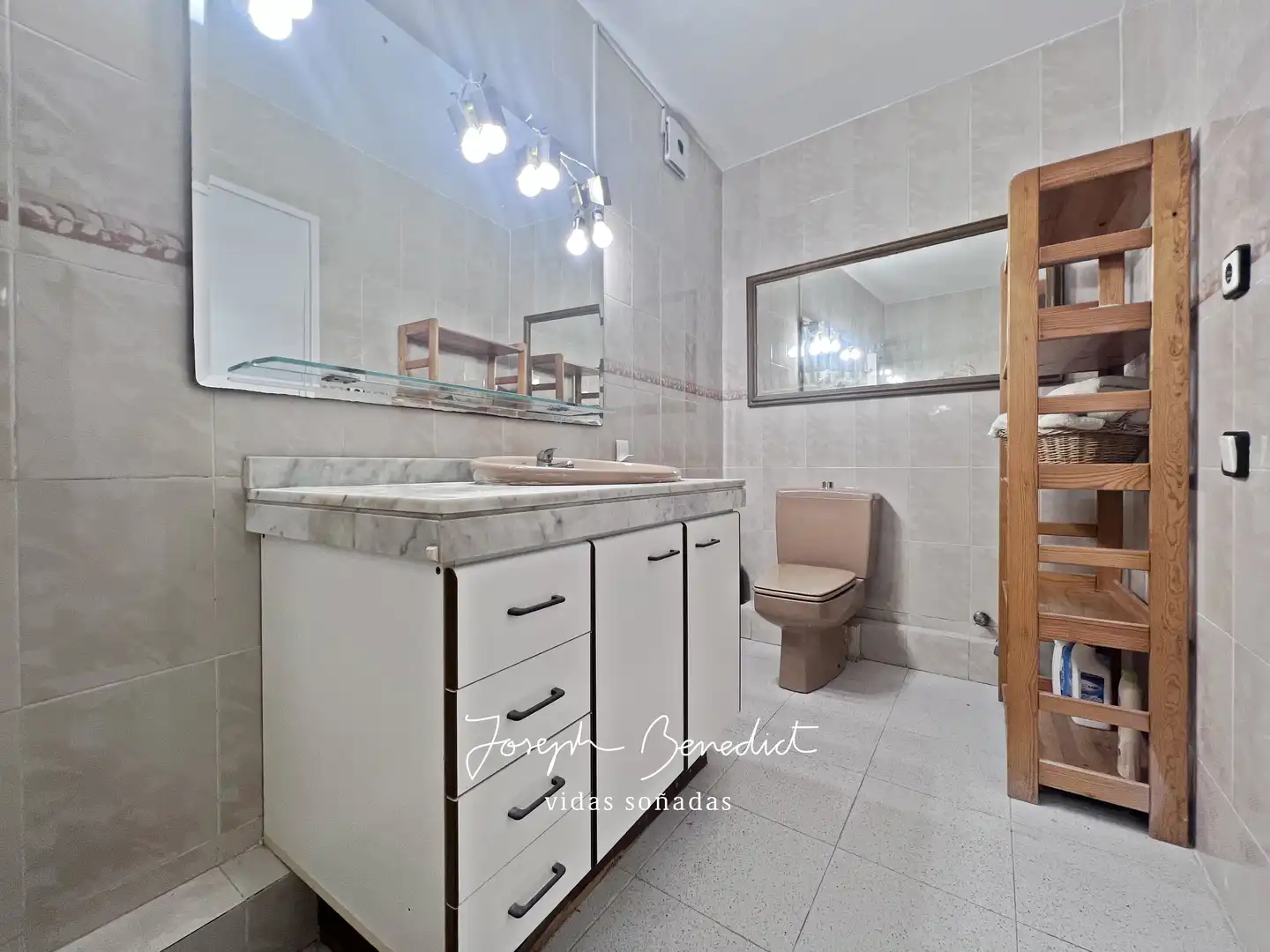 Baño de Piso en venta en Castelldefels con Terraza, Horno y Balcón
