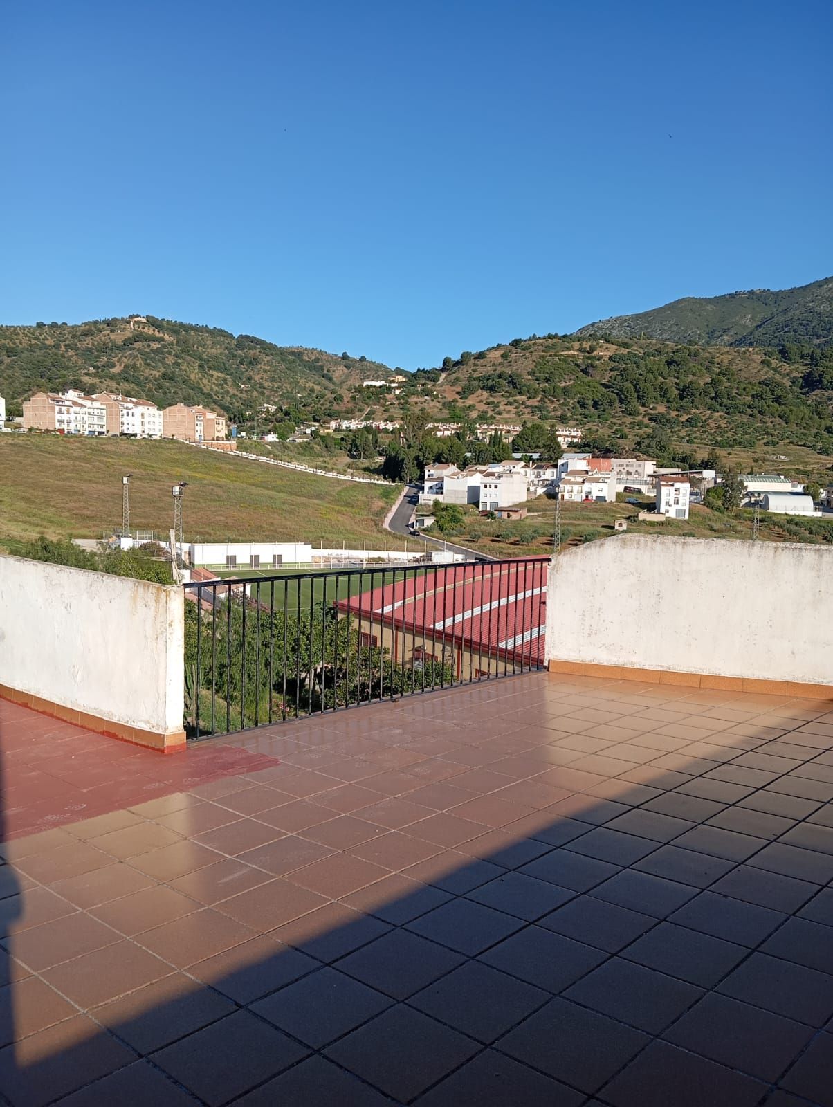 Vista exterior de Casa adosada en venda en Alozaina amb Terrassa