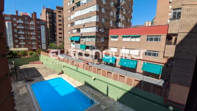 Vista exterior de Pis de lloguer en  Madrid Capital amb Aire condicionat, Parquet i Piscina