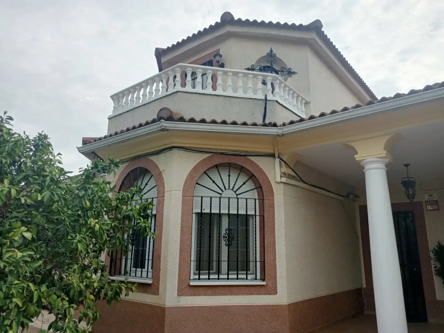 Vista exterior de Casa o xalet en venda en Poniente-Norte - Miralbaida - Parque Azahara