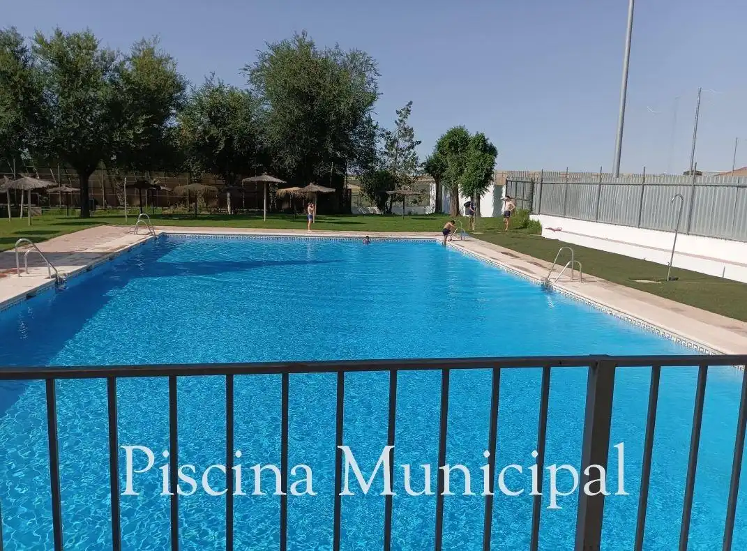 Piscina de Casa adosada en venda en La Victoria
