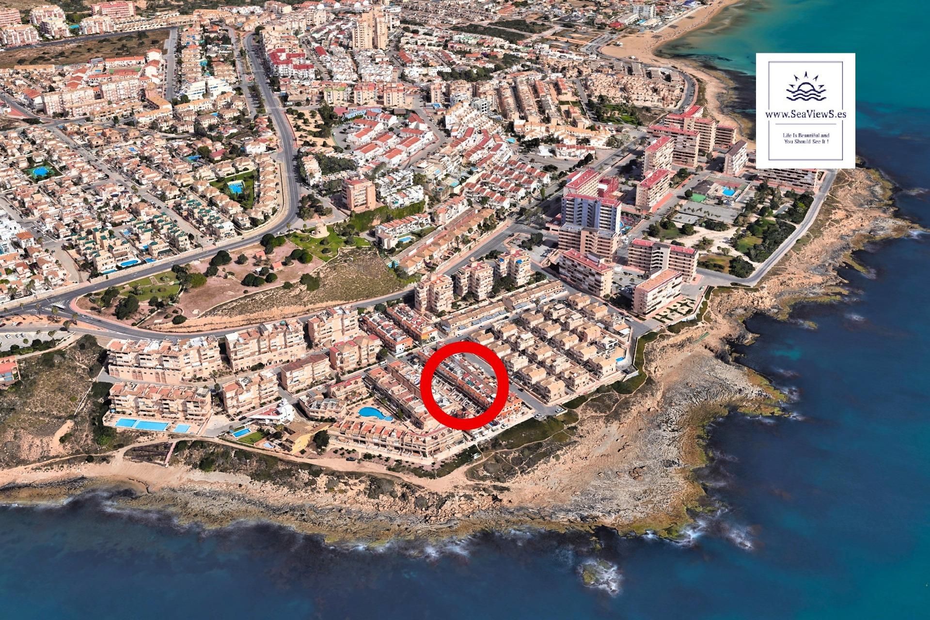 Vista exterior de Casa adosada en venda en Torrevieja amb Terrassa i Traster