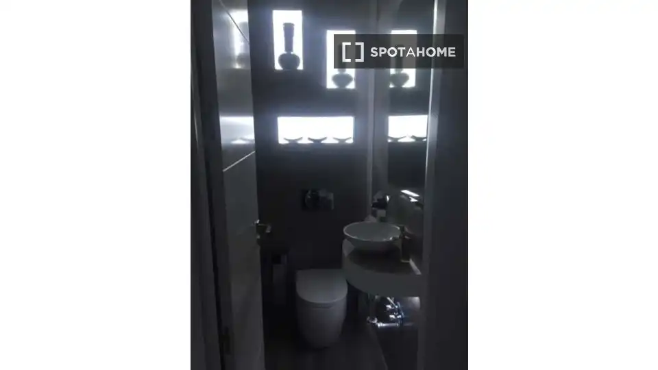 Bathroom of Flat for rent in Madrid  with Air Conditioner, Heating and Furnished