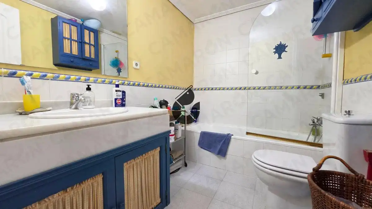 Baño de Casa adosada en venta en Mairena del Aljarafe con Aire acondicionado, Jardín privado y Trastero