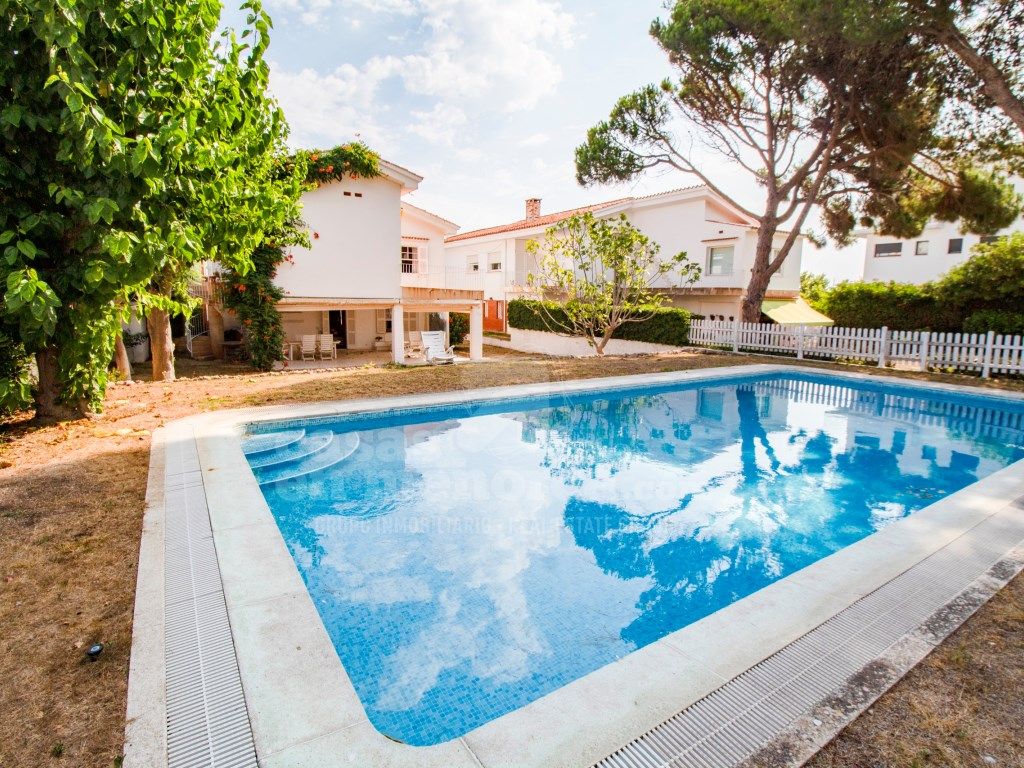 Swimming pool of House or chalet for sale in Maó  with Air Conditioner, Heating and Private garden