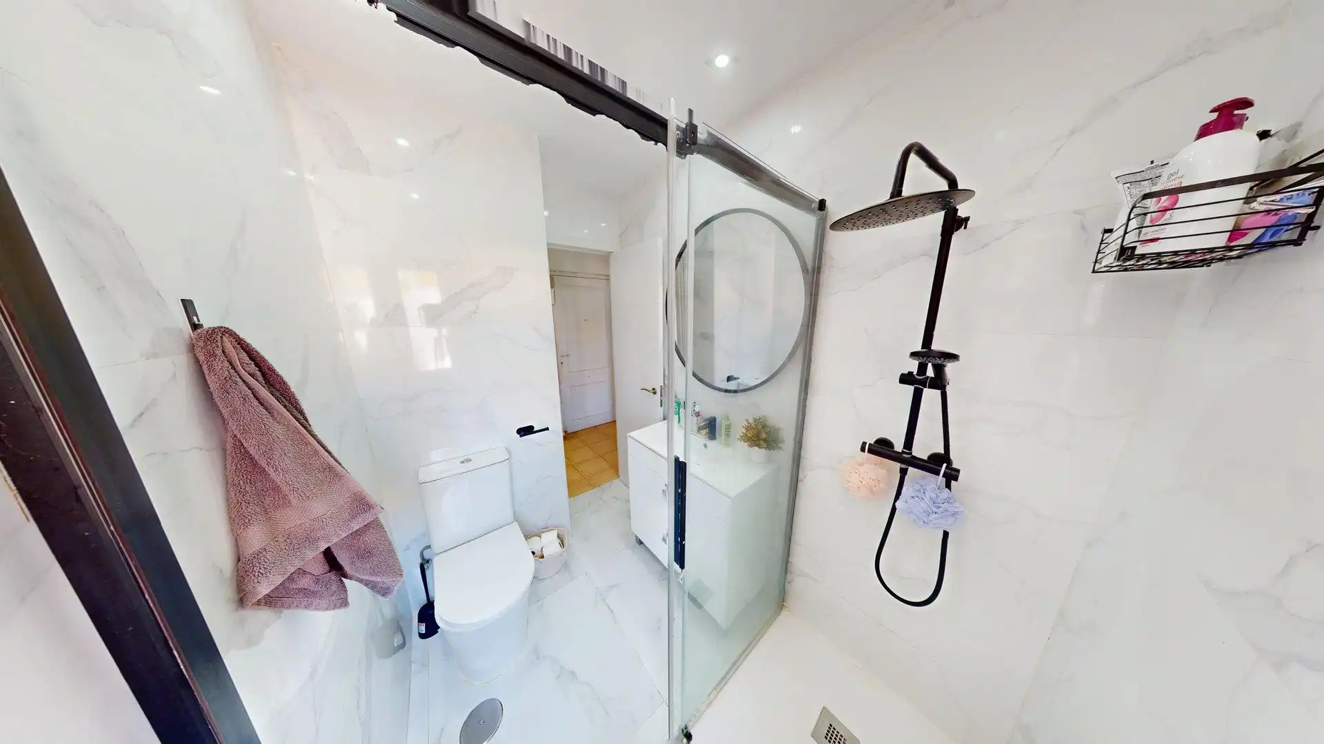 Bathroom of Flat for sale in Benalmádena  with Air Conditioner, Swimming Pool and Furnished