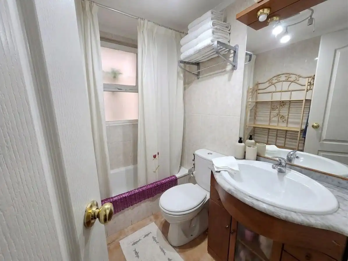 Badezimmer von Wohnung zum Verkauf in Rincón de la Victoria mit Klimaanlage, Terrasse und Abstellraum