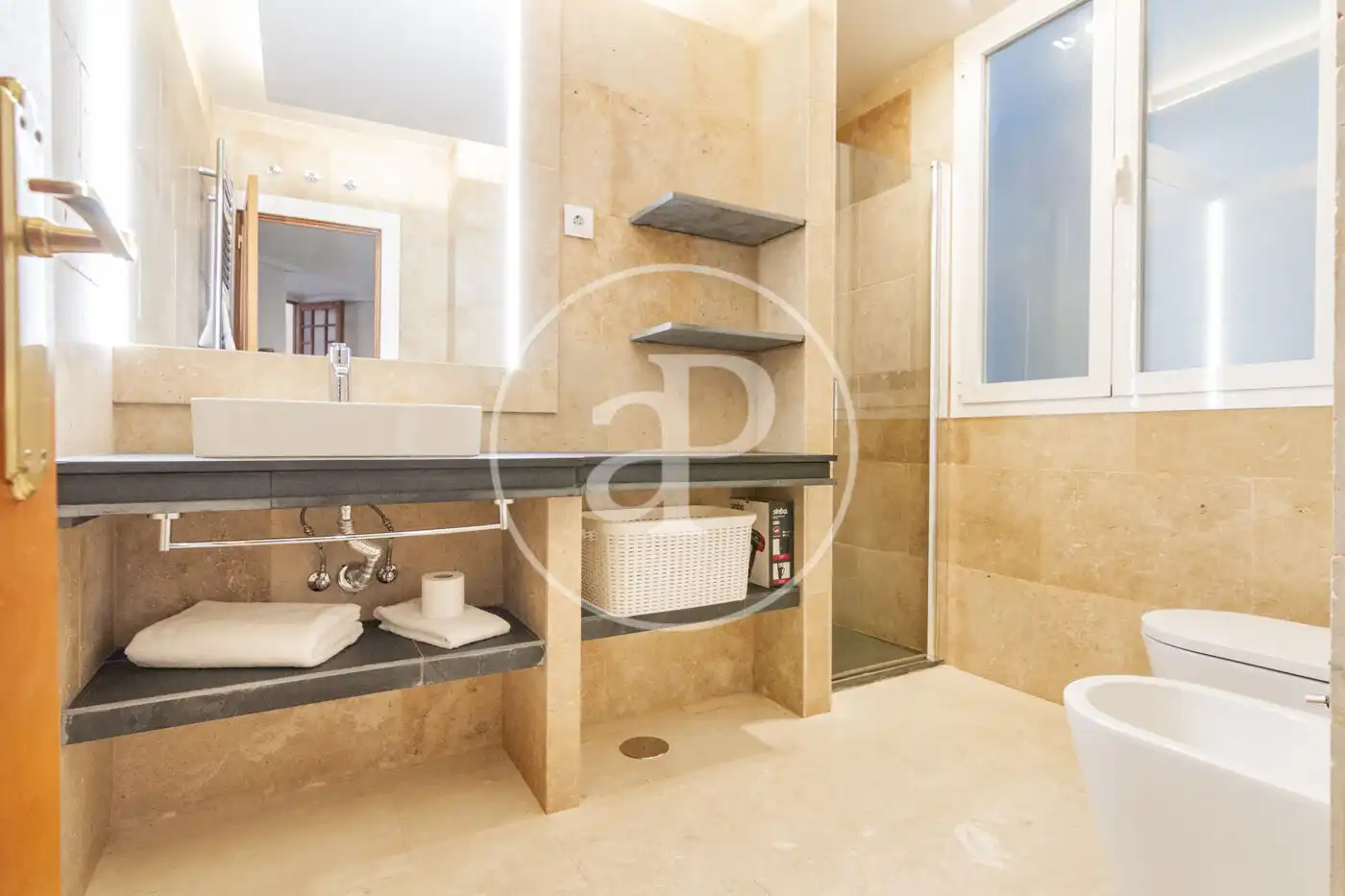 Badezimmer von Wohnung zur Miete in Madrid mit Klimaanlage, Heizung und Möbliert